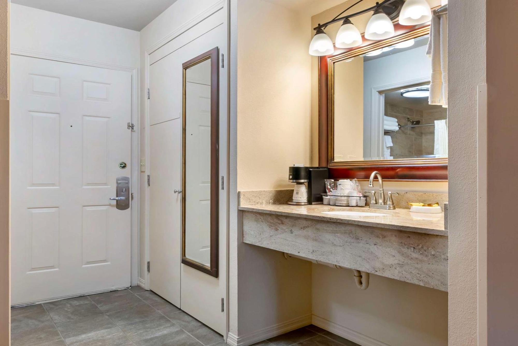 Best Western Plus Concord Inn Миноккуа Экстерьер фото
